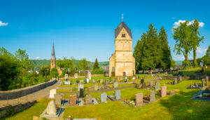 Katholische Kirche St. Dionysius in Rhens, am Mittelrhein, im Hintergrund die neuere Kirche St. Theresia, Unesco-Welterbe Oberes Mittelrheintal Katholische Kirche St. Dionysius in Rhens, am Mittelrhein, im Hintergrund die neuere Kirche St. Theresia, Unesco-Welterbe Oberes Mittelrheintal